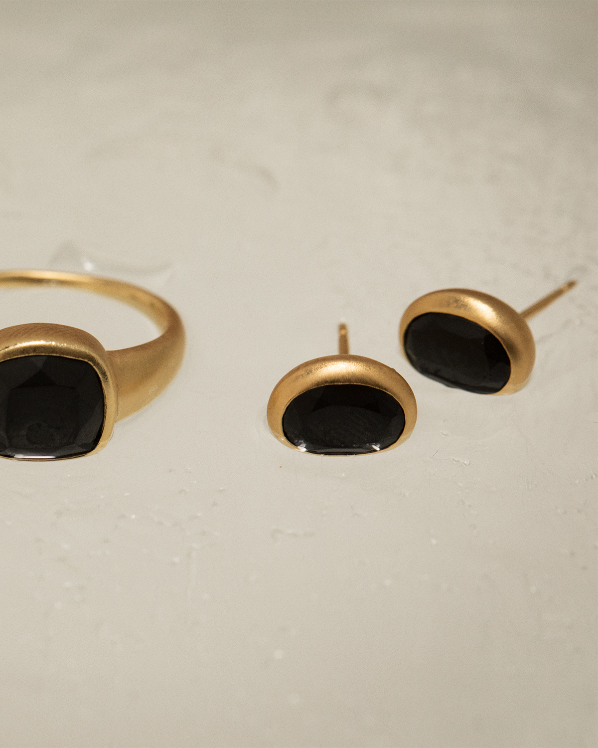 Black Berry Earrings 詳細画像